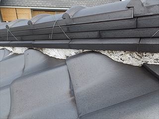 漆喰の表面が劣化しカビが生えている